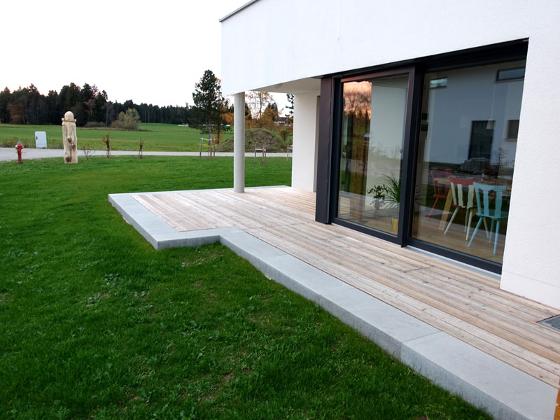 Marion Kolb - Wohnhaus mit Carport und Ger&auml;teschuppen
