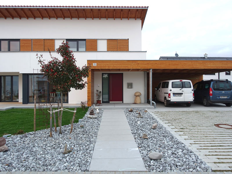 Marion Kolb - Wohnhaus mit Carport und Ger&auml;teschuppen