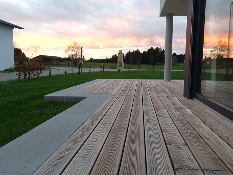 Marion Kolb - Wohnhaus mit Carport und Ger&auml;teschuppen