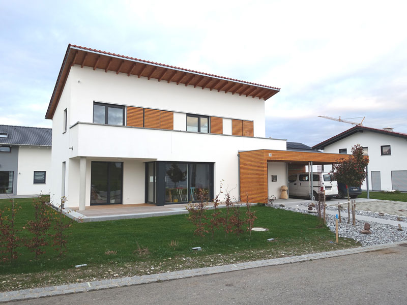 Marion Kolb - Wohnhaus mit Carport und Ger&auml;teschuppen